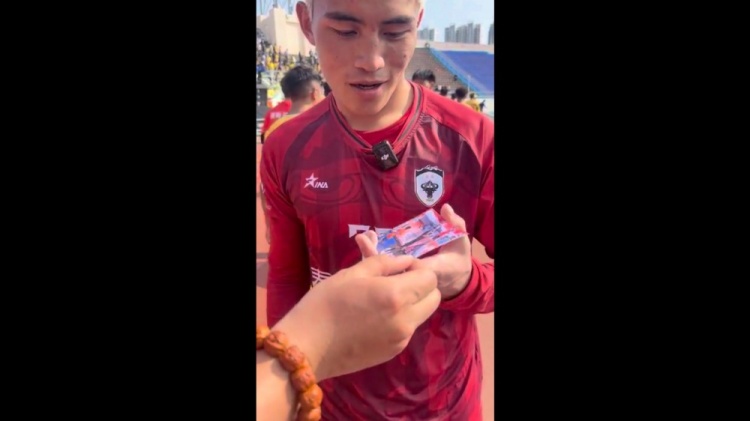 盛世棋牌官方下载-玉树队门将获赠王大雷签名照：他是我们国家的骄傲，太硬气了